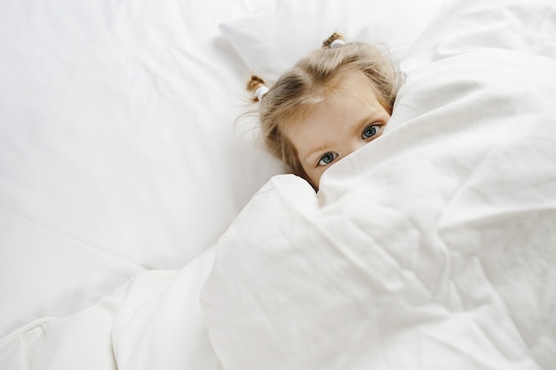 A menina escondida na cama