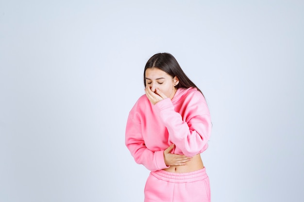 Foto grátis a menina está tossindo ou vomitando por causa da gravidez