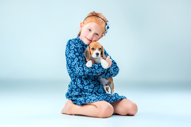 A menina feliz e um cachorro beagle