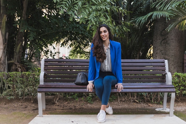 A menina feliz olhando para o lado no parque