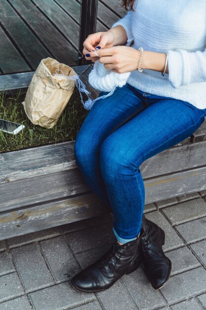 a menina malha em um café