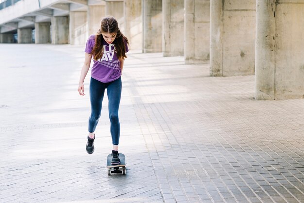 A menina monta um skate