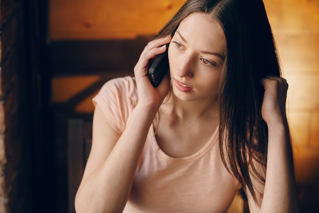 A menina séria fala no telefone