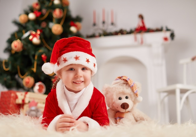 A menina vestida em santa