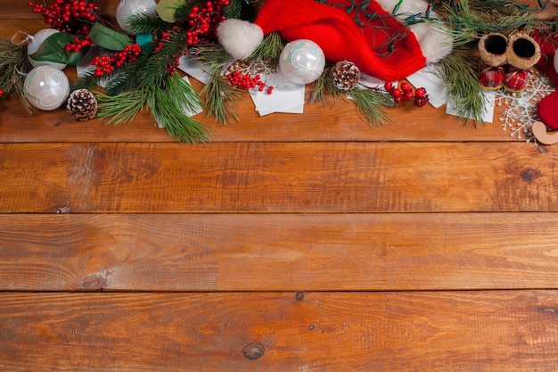 A mesa de madeira com decorações de Natal, com espaço de cópia para o texto. Conceito de maquete de natal