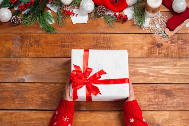 A mesa de madeira com decorações de natal e caixa de presente