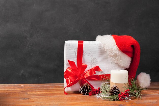 A mesa de madeira com decorações de Natal e caixa de presente