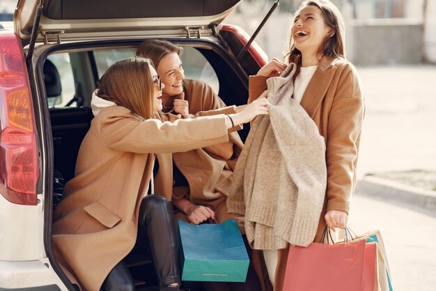 A mulher anda fora com sacos de compras