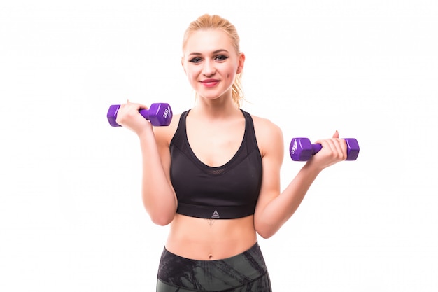 A mulher bonita da aptidão faz exercícios isolados no branco