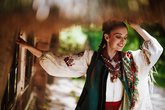 A mulher bonita em um vestido tradicional ucraniano sorri