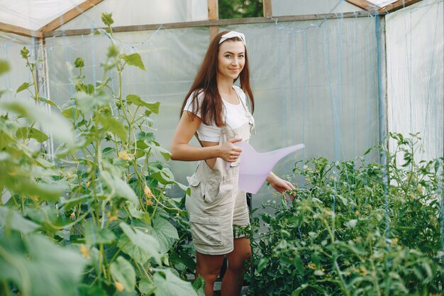 A mulher bonita trabalha em um jardim