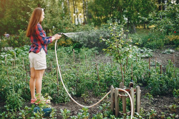 A mulher bonita trabalha em um jardim