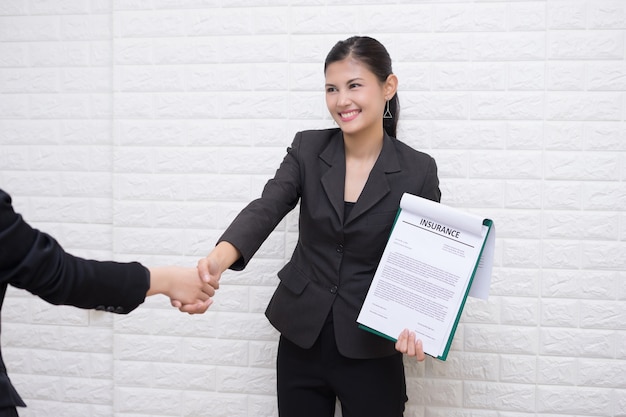 A mulher de negócios é oferecida um trabalho como um gráfico no escritório