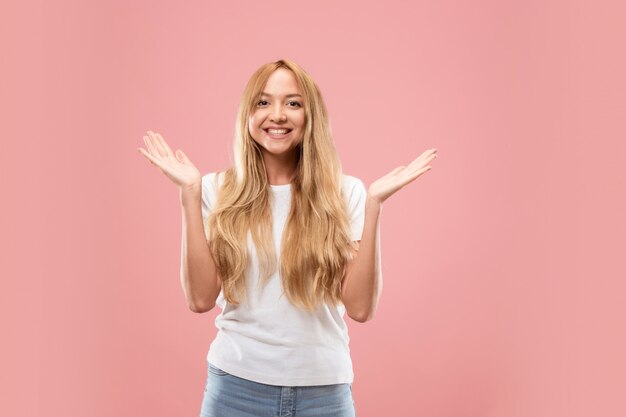 A mulher de negócios feliz em pé e sorrindo