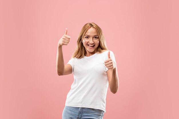 A mulher de negócios feliz em pé e sorrindo