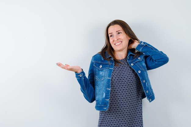 A mulher insatisfeita está apontando para a esquerda com a mão no fundo branco