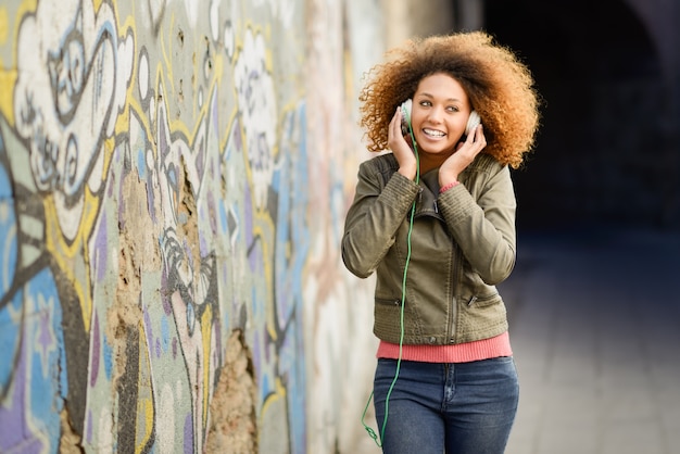 A mulher nova que aprecia a música