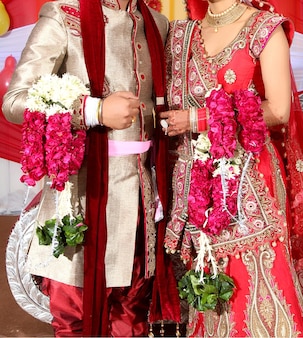 A noiva e o noivo nas guirlandas de casamento indianas ou jaimala ce