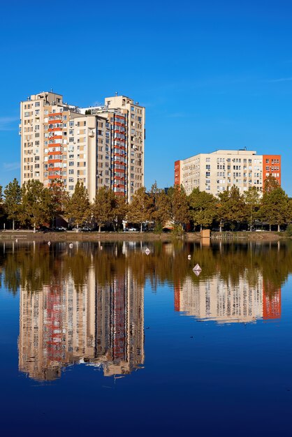 A paisagem de um lago no parque