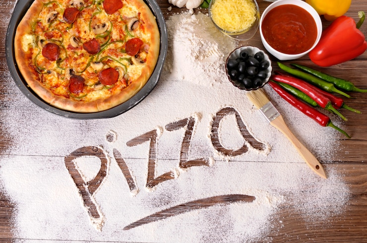 Foto grátis a palavra pizza escrito na farinha