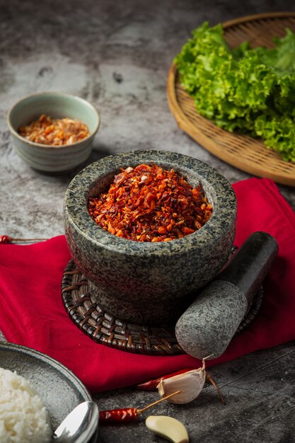 A pasta de porco friável misturou com os ingredientes decorativos bonitos, comida tailandesa.