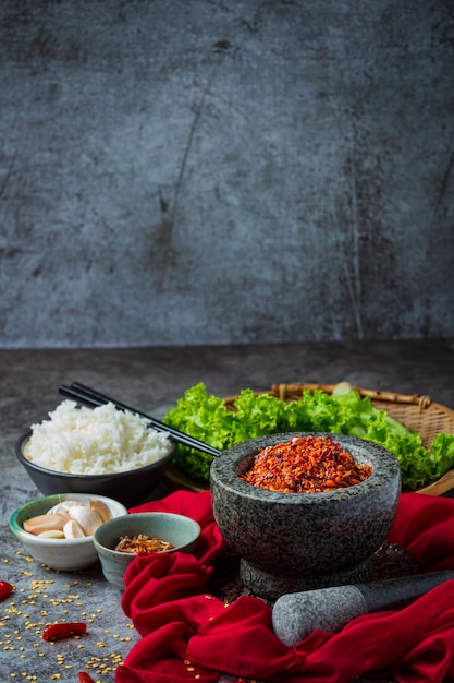 A pasta de porco friável misturou com os ingredientes decorativos bonitos, comida tailandesa.