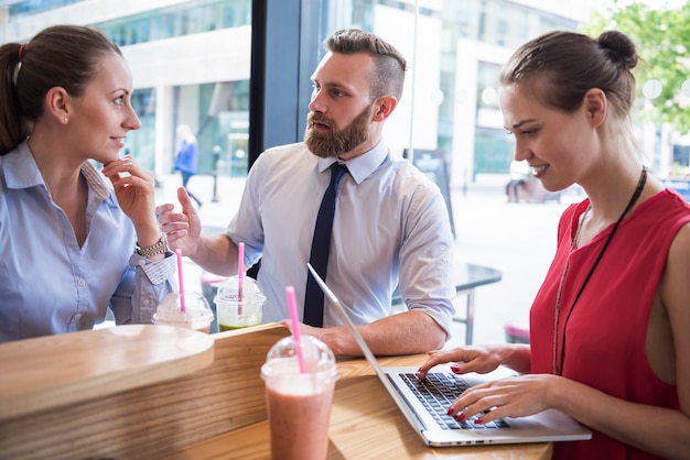 Foto grátis a pausa para o almoço sempre parece a mesma - conversa sobre trabalho