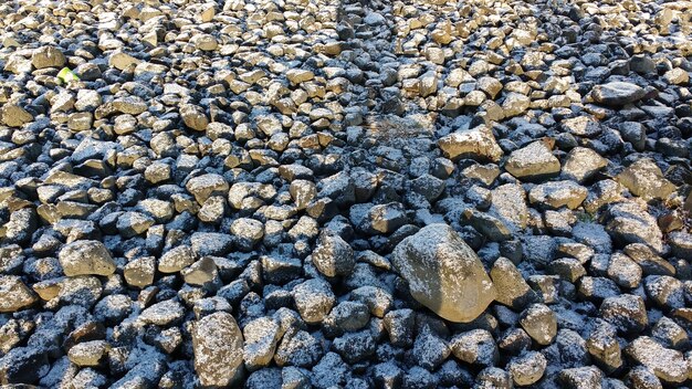 A pedra cobriu o solo com uma fina camada de neve durante o inverno