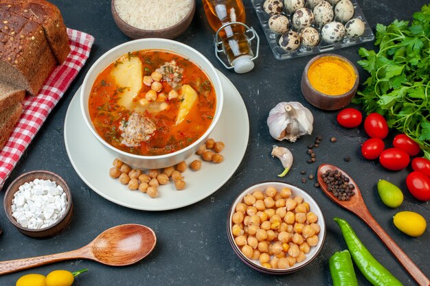 A saborosa sopa de carne, vista de cima, consiste em batatas, carne e feijão em fundo escuro