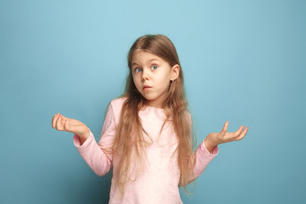 A surpresa. Menina adolescente em um azul. Expressões faciais e conceito de emoções de pessoas