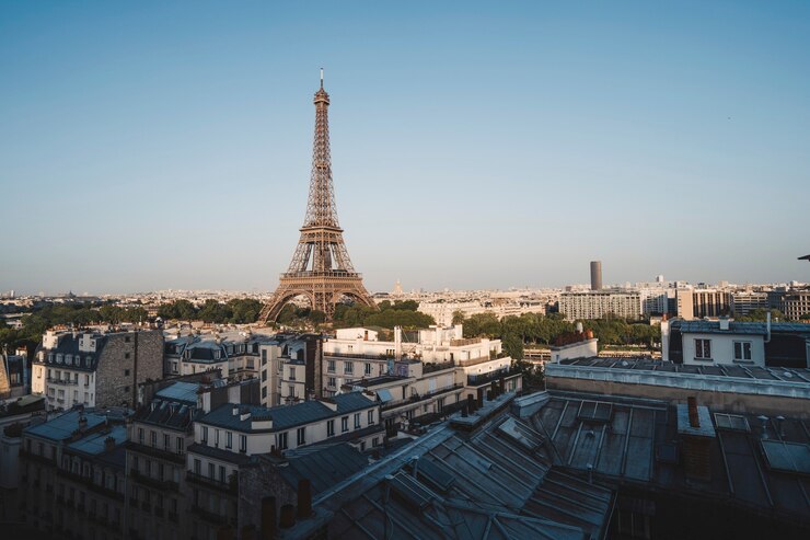 Foto grátis a torre eiffel no champ de mars em paris, frança