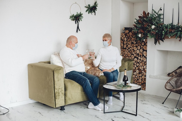 A velha caucasiana celebra o natal com o marido em casa durante a quarentena