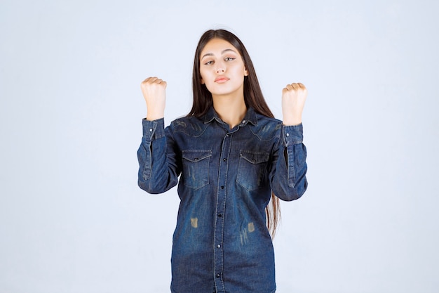 A vencedora jovem mostrando os punhos e se sentindo poderosa