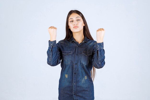 A vencedora Jovem mostrando os punhos e se sentindo poderosa