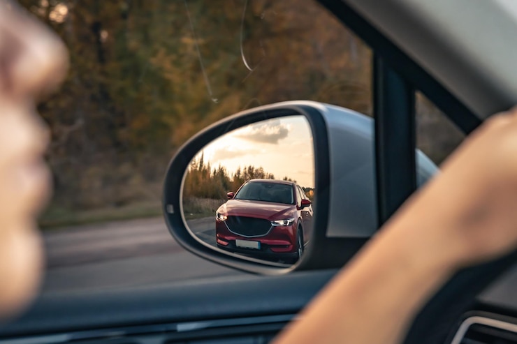 Foto grátis a vista da estrada no espelho retrovisor dos carros