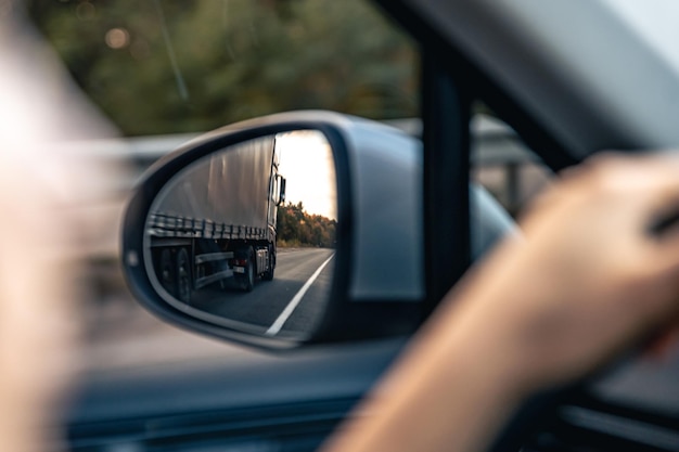 A vista da estrada no espelho retrovisor dos carros