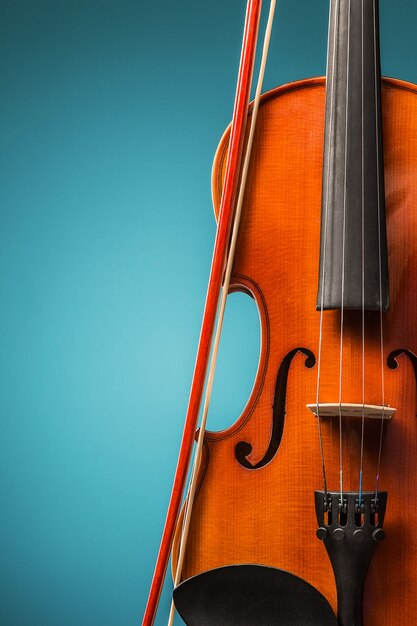A vista frontal do violino no azul
