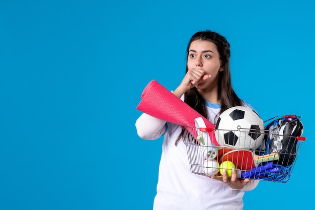 Foto grátis a vista frontal surpreendeu a jovem com uma cesta após as compras esportivas