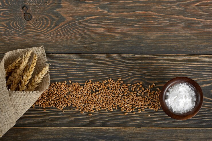 Foto grátis a vista superior disparou de um grupo de trigo e sal do milho nos ingredientes de alimento de madeira do copyspace do worktop que cozinham o conceito saudável da nutrição orgânica tradicional do cozimento da padaria da receita.