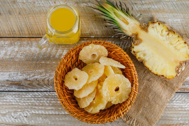 Abacaxi com suco e anéis cristalizados de saco