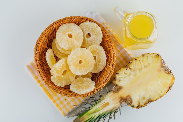 Abacaxi com suco e anéis cristalizados na toalha de cozinha