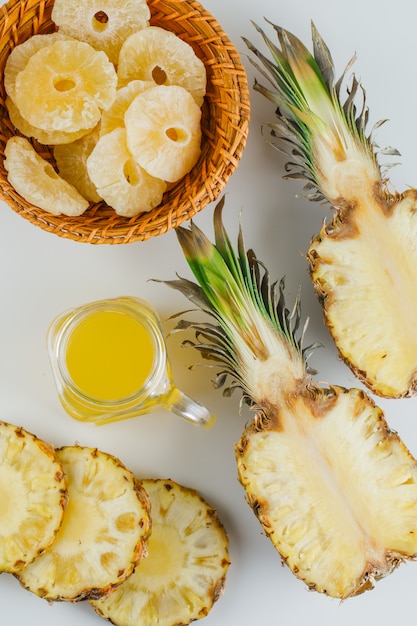 Foto grátis abacaxi com suco e anéis cristalizados