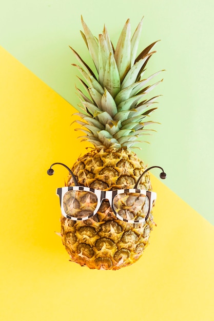 Abacaxi em óculos de sol em plano de fundo multicolorido