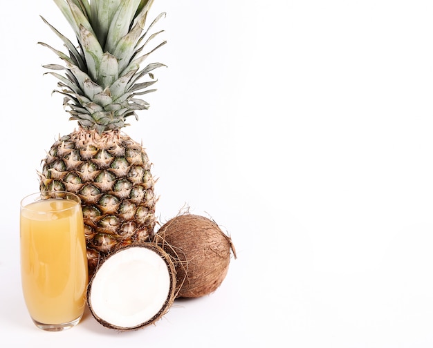 Abacaxi natural e suco de coco em vidro