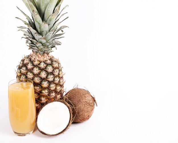 Abacaxi natural e suco de coco em vidro