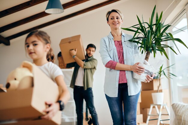 Abaixo vista de uma família se mudando para uma nova casa