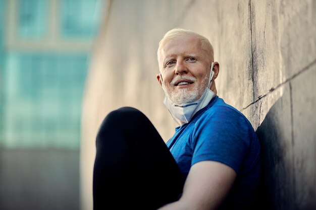 Abaixo vista do sorridente atleta albino relaxando na cidade