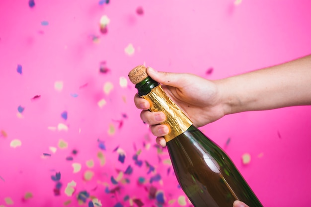 Foto grátis abertura de uma garrafa de champanhe na festa
