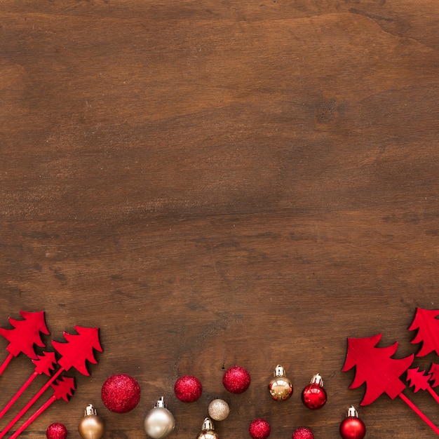 Foto grátis abetos ornamento perto conjunto de enfeites de natal