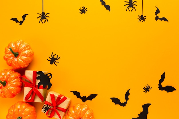 Abóboras de Halloween com presentes e aranhas